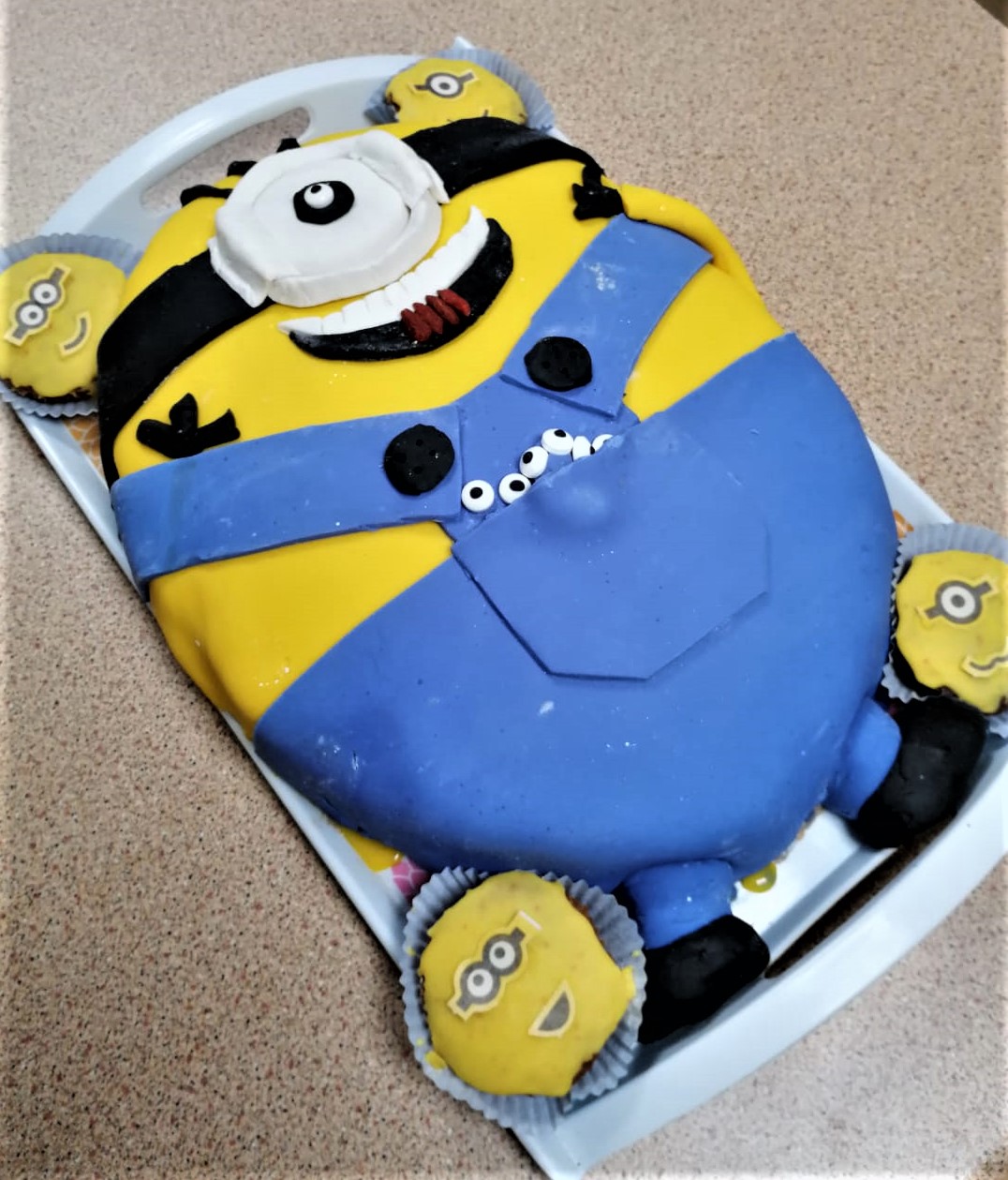 Minion cake